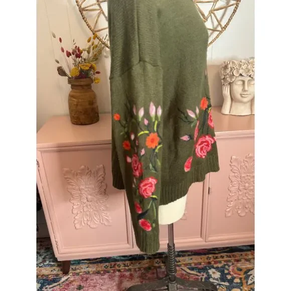 Women's Green UMGEE sweater with‎ flower embroidery Size Small - Picture 2 of 5